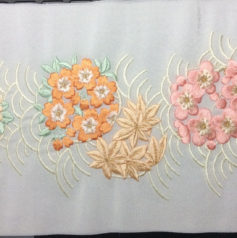 白刺繍衿を長皿に製作