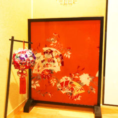 箪笥の着物をガラス衝立(裏面金屏風仕様)に製作。