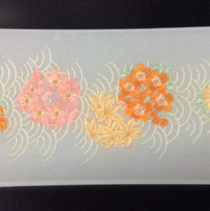 白刺繍衿を長皿に製作