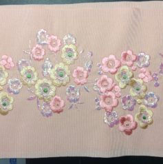 朱色刺繍衿をガラス食器に製作