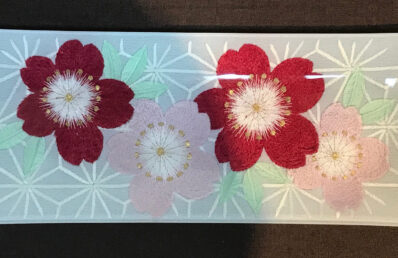 振袖刺繍衿を「ガラス長皿」にリメイク